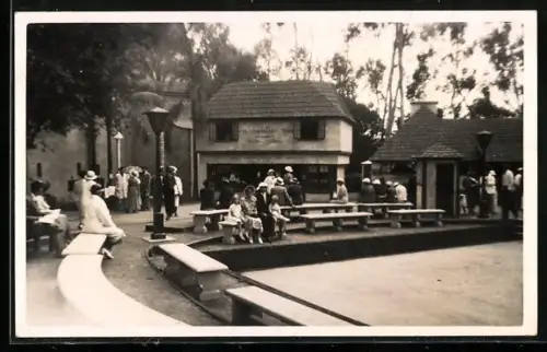 Foto-AK San Diego, CA, Exposition 1935, Besucher auf Bänken vor Ausstellungsgebäuden