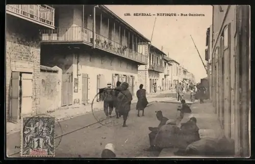AK Rufisque, Rue Gambetta mit Passanten