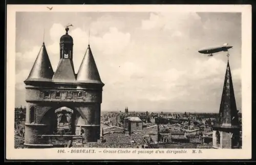 AK Bordeaux, Grosse Cloche et passage d`un dirigeable, Zeppelin