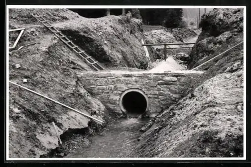 Foto-AK Mautern in Steiermark, Rohrdurchlass am Entwässerungskanal Ehrnau-Mautern, 1955