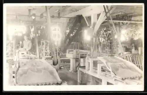 Foto-AK Innenansicht einer Fabrik, Fabrikarbeiter an einem Rütteltisch