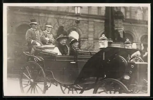 AK Das Deutsche Kaiserpaar in München 1913, Königin Maria Therese von Bayern und die Kaiserin