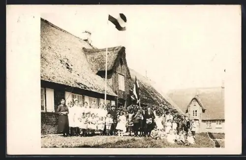 Foto-AK Rosenkranz /Aventoft, Gruppenbild vor einem Haus