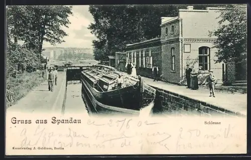 AK Berlin-Spandau, Boot in der Schleuse