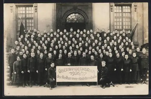 Foto-AK Gruppenfoto des Überwinderkursus 1926/27 der Heilsarmee-Kadettenschule