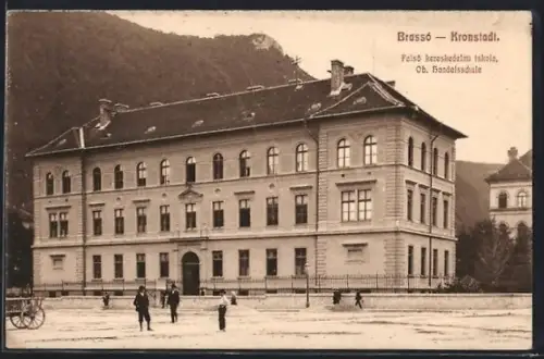 AK Kronstadt, Obere Handelsschule mit Passanten