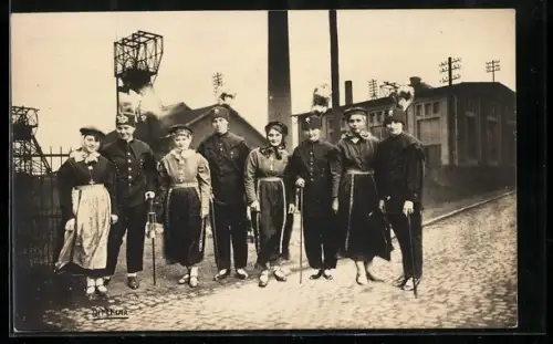 Foto-AK Bergleute in Uniform u. Frauen in Tracht vor einem Bergwerk