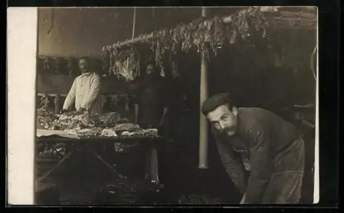 Foto-AK Fleischer bei der Fleischverarbeitung