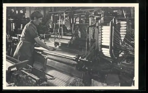 AK Weefgetouw voor ruitweefsels, Webereiarbeiterin