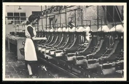 AK De Spoelmolen, Webereiarbeiterin