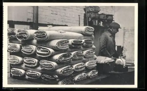 AK Stapel gep`ooide stukken, Stoffballen