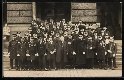 Foto-AK Postangestellte in Uniformen, Gruppenfoto