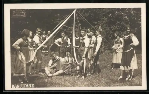 AK Trachtengruppe beim Bandltanz, Akkordeonspieler