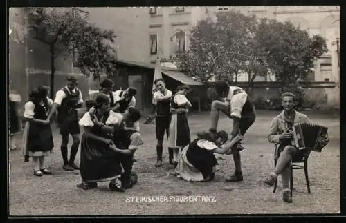AK Steirischer Figurentanz, Trachtengruppe und Akkordeonspieler