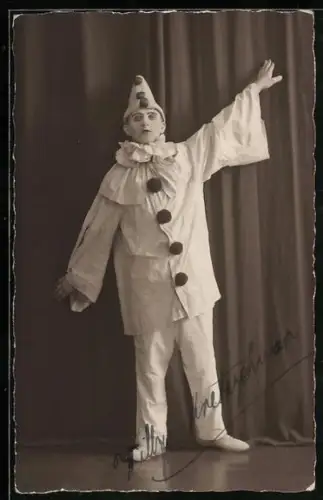 Foto-AK Pierrot vor einem Vorhang