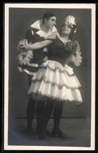 Foto-AK Harlekin nähert sich einer Dame von hinten