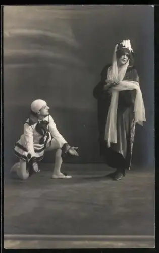 Foto-AK Harlekin kniet auf der Bühne vor einer Dame