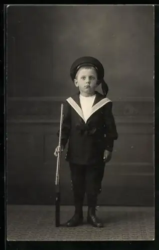 Foto-AK Kleiner Junge mit einem Gewehr
