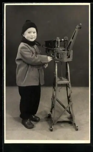 Foto-AK Kleiner Junge mit einem Kranspielzeug