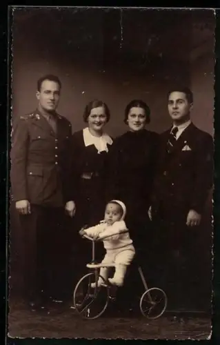 Foto-AK Familie mit einem Kleinkind auf einem Dreirad