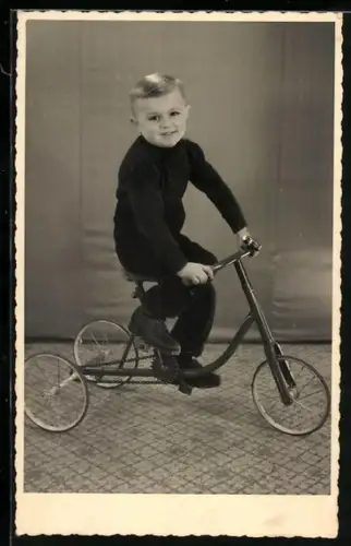 Foto-AK Kleiner Junge auf einem Dreirad