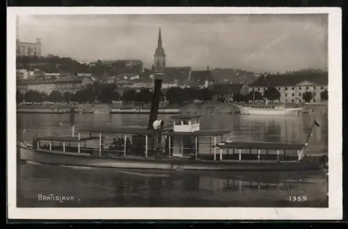AK Bratislava, Dampfer mit der Stadt