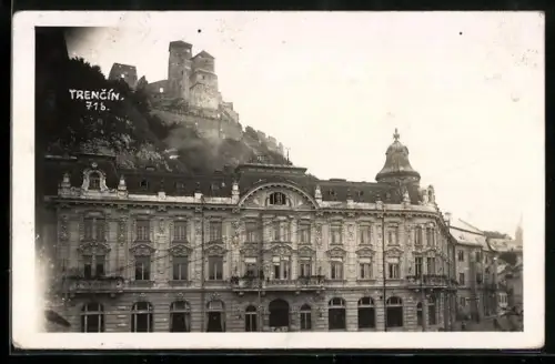 AK Trencín, Strassenpartie mit Schloss