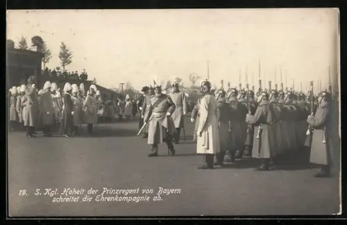 AK Prinzregent von Bayern schreitet die Ehrenkompagnie ab