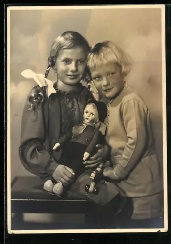 Foto-AK Zwei Kinder mit einer Spielzeugpuppe