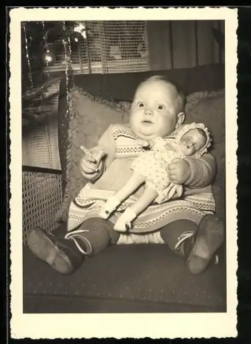 Foto-AK Kleinkind mit Puppe auf einem Stuhl