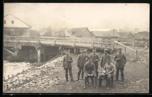Foto-AK Podadia, Gruppenfoto mit uniformierten Soldaten