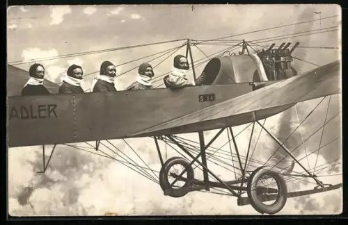 Foto-AK Fünfköpfige Gruppe posiert in der Kulisse eines Flugzeugs