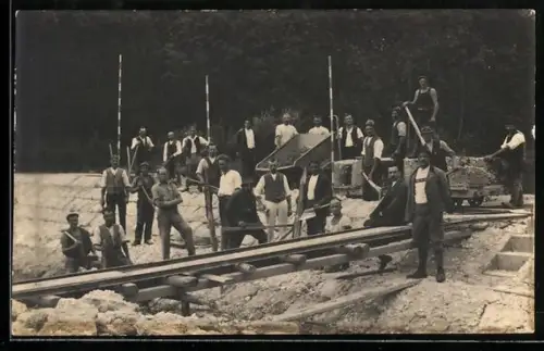 Foto-AK Lambach, Arbeiter bei temporären Gleisen