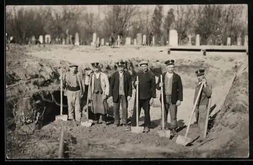 Foto-AK Arbeiter mit Schaufeln bei einem Friedhof