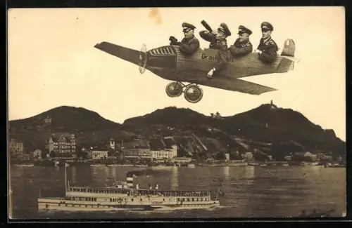 Foto-AK Vier Soldaten in einem kleinen Flugzeug über dem Wasser, 