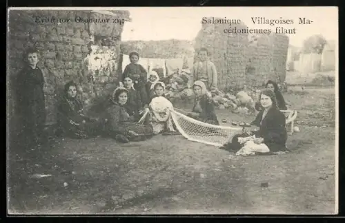 AK Salonique, Villagoises Macédoniennes filant