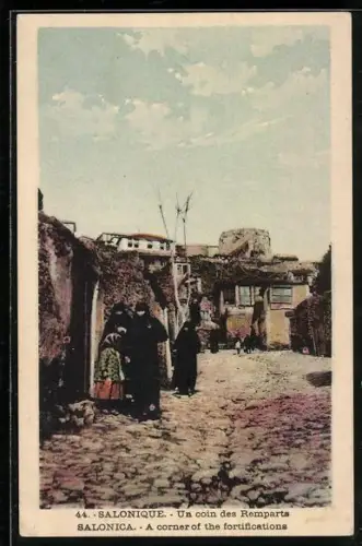 AK Salonique, Un Coin des Remparts, Strassenbild mit Muslimas 1916