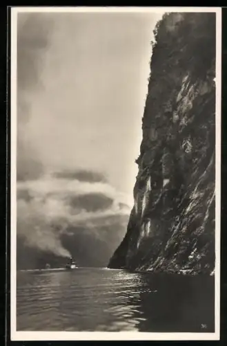 AK Geirangerfjord, Dampfer passiert den Fjord