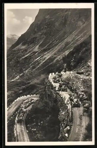 AK Geiranger, Veipartie Geiranger-Djupvasshyten, Autos auf den Serpentinen