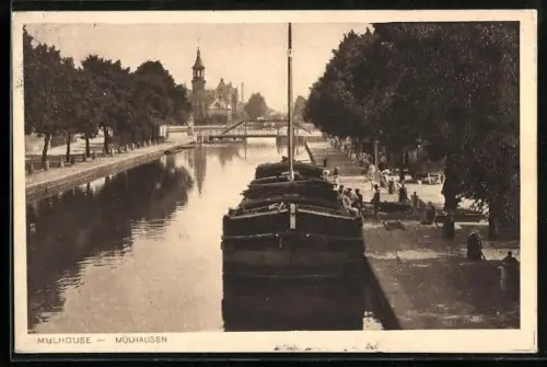 AK Mulhouse, Vue sur le canal avec péniche et promenade arborée