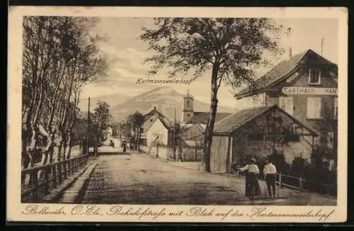 AK Bollweiler /O.-Els., Gasthaus, Bahnhofstrasse mit Blick auf den Hartmannsweilerkopf
