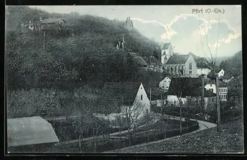 AK Pfirt /O.-Els., Vue sur l`église et le village entouré de collines boisées
