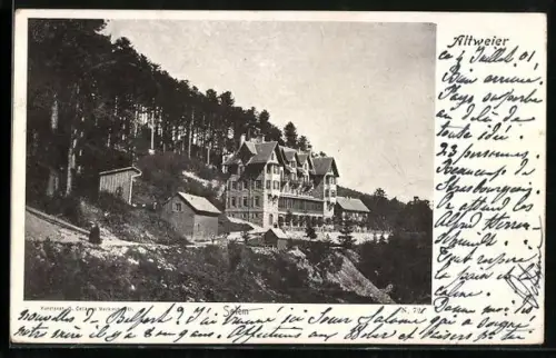 AK Altweier, Grand bâtiment entouré de forêt sur une colline