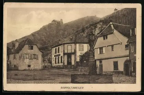 AK Rappoltsweiler, Vue sur la place du village avec des bâtiments historiques et la colline en arrière-plan