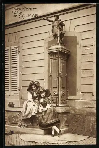 AK Colmar, Souvenir avec deux femmes en costume traditionnel devant une statue