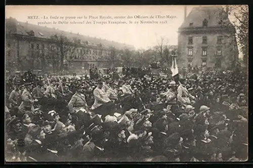AK Metz, La foule se presse sur la Place Royale...
