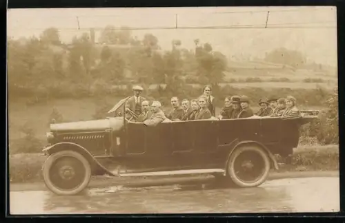 Foto-AK Gruppe in einem Autobus 1925