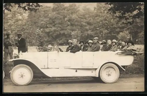 Foto-AK Gruppe in einem Autobus sitzend 1926