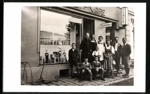 Foto-AK Bahlsen, Gruppenbild vor einem Cafe, Tet Kekse im Schaufenster
