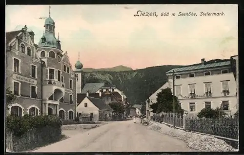 AK Liezen /Steiermark, Strassenpartie mit Gebirgspanorama